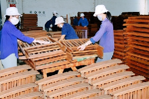 Sản xuất đồ gỗ xuất khẩu. Ảnh: Đức Thanh